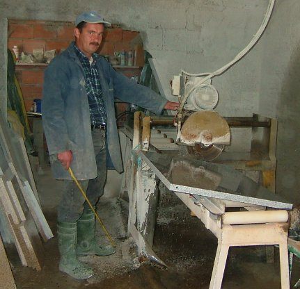 Máquina de corte de topos de peças já cortadas, utilizada pela Nordemármores