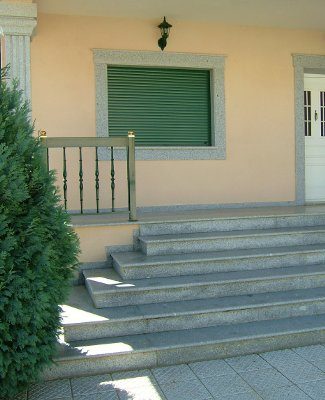 Escadas, janela, porta e pilar feitos em granito transformado e colocado pela Nordemármores